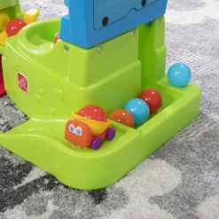 Aktivitetstårn HQ med bolde og lastbiler