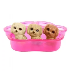 Barbie med nyfødte hundehvalpe