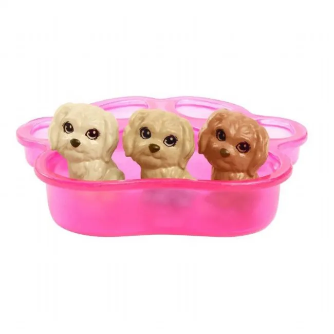 Barbie med nyfødte hundehvalpe