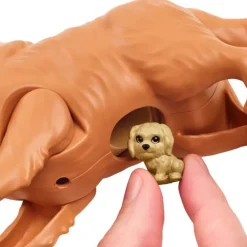 Barbie med nyfødte hundehvalpe